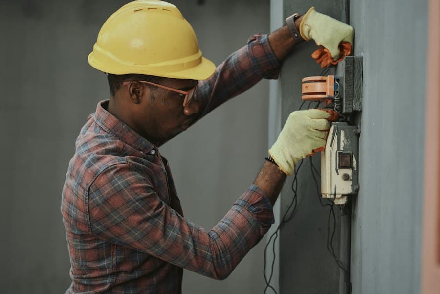 Técnico con casco midiendo una instalación eléctrica