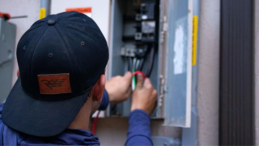Técnico de Elektra trabajando en un tablero