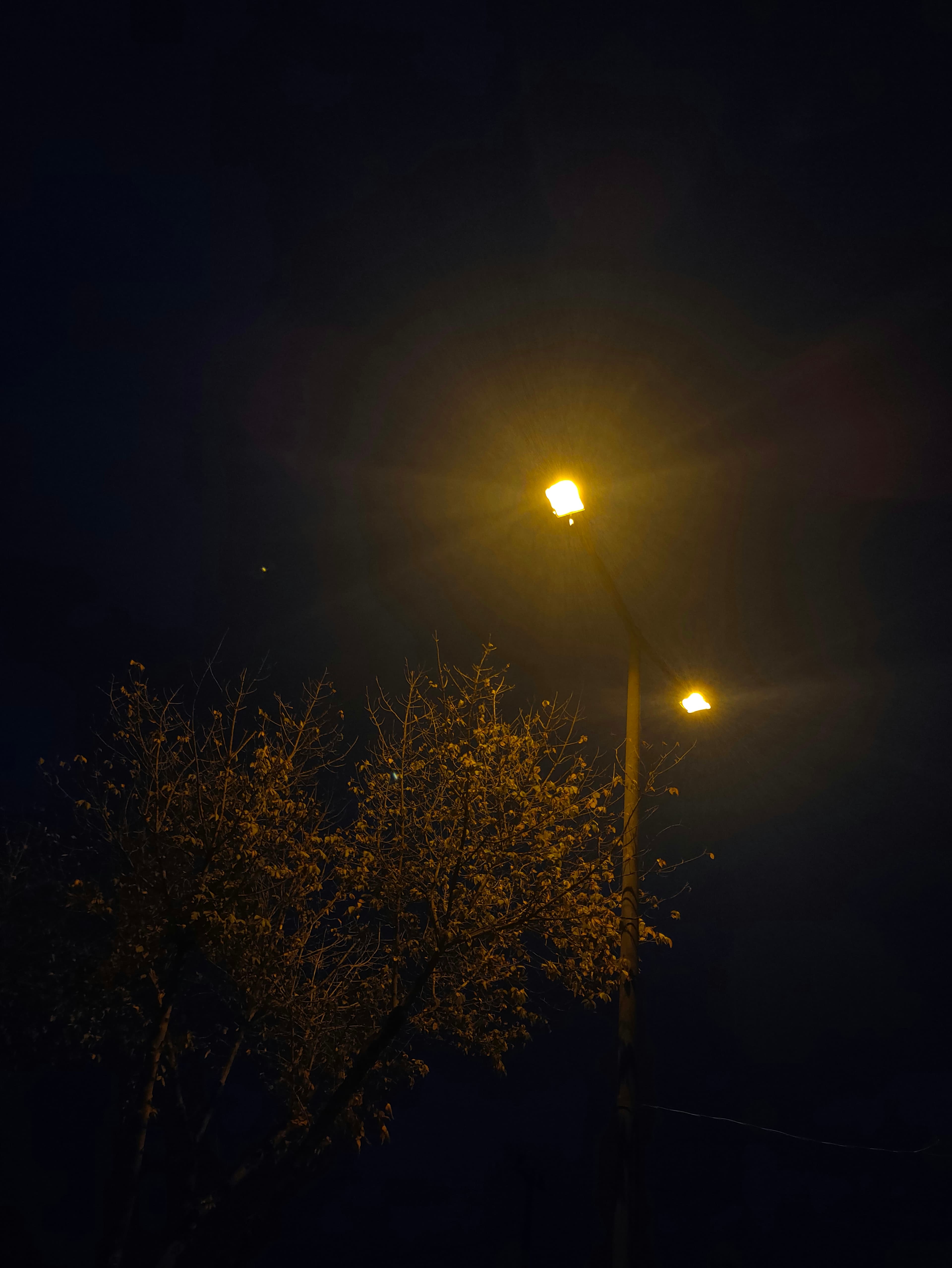 Farol de alumbrado público encendido de noche